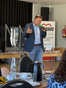 Dieses Bild hat ein leeres Alt-Attribut. Der Dateiname ist 20250819-AWO-Fruehstueck-225x300.jpeg